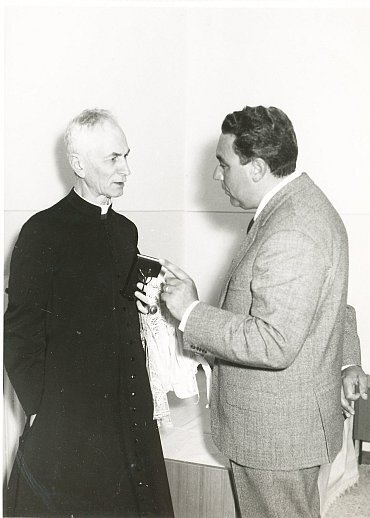 inaugurazione vallina 1965 - sacerdote e pini colloquio