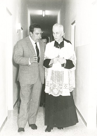 inaugurazione vallina 1965 - sacerdote e pini corridoio