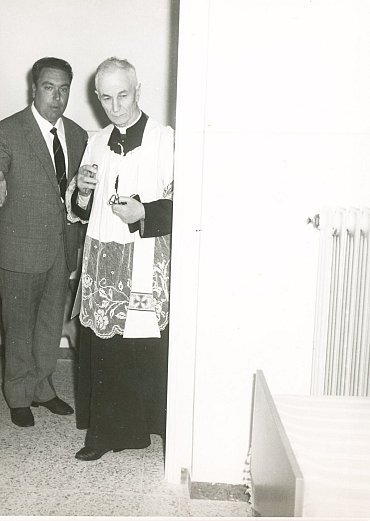 inaugurazione vallina 1965 - sacerdote e pini